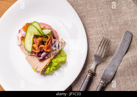 Specialità danesi e piatti nazionali e di alta qualità di sandwich aperto.Il famosissimo pezzo di butterbread chiamato del veterinario spuntino di mezzanotte consistin Foto Stock