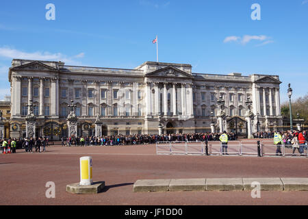 LONDON, Regno Unito - 06 Aprile 2017 : la folla raccogliere fuori Buckingham Palace per guardare la cerimonia del cambio della guardia. Foto Stock