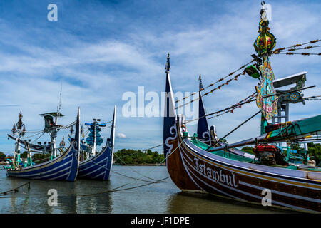 Vecchio tradizionale in legno colorato Indonesia barche ancorate nel Pantai Perancak. Foto Stock