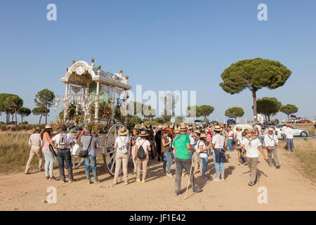 El Rocio, Spagna - 1 Giugno 2017: Pellegrini nel tradizionale abito spagnolo sulla strada di El Rocio durante la Romeria 2017. Provincia di Huelva, Almonte, un Foto Stock