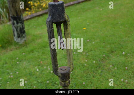 Il tensionamento della fascetta per cavi di energia elettrica per la pole nel giardino sulla pendenza erbosa sito re National Grid di alimentazione Inghilterra REGNO UNITO Foto Stock