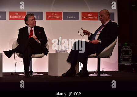 George Katrougkalos, ministro delegato per gli affari esteri della Grecia (sinistra) e John Negroponte, ex vice Segretario di Stato americano (destra), durante il XXI tavola rotonda con il governo della Grecia, da The Economist. (Foto di Dimitrios Karvountzis/Pacific Stampa) Foto Stock