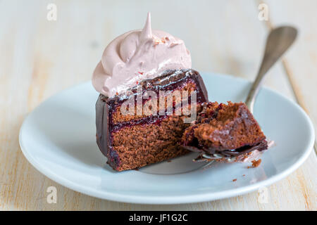 Tortini di cioccolato con confit di frutti di bosco e meringa svizzera. Foto Stock