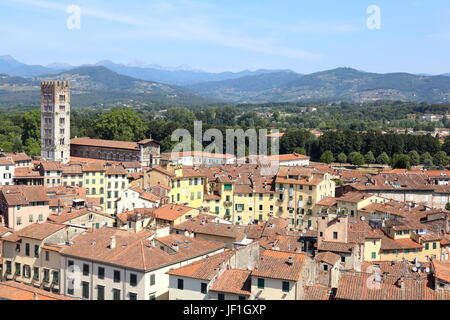 Sui tetti, una vista della città di Lucca Italia come i suoi dintorni, visto dalla parte superiore della Torre Guinigi Foto Stock