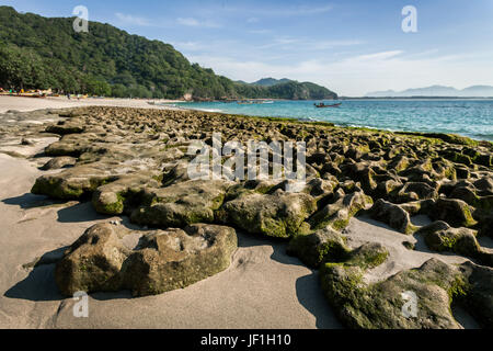 Dispari e insolita formazione rocciosa a Papuma spiaggia nella zona intorno a Tanjung Papuma. Tanjung Papuma è più famosa per la roccia Papuma stack del mare Foto Stock