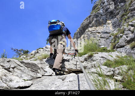 Uomo di arrampicata su roccia Foto Stock