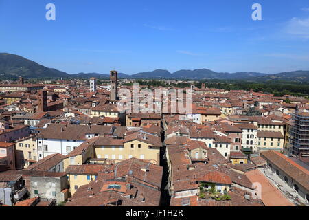 Sui tetti, una vista della città di Lucca Italia come i suoi dintorni, visto dalla parte superiore della Torre Guinigi Foto Stock