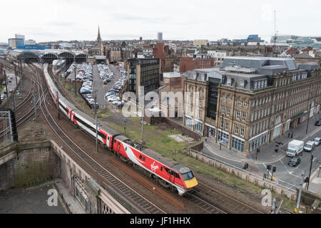 Virgin Trains Costa Est service arriva a Newcastle stazione ferroviaria con un servizio per Londra Kings Cross, il 5 aprile 2017. Oggi, 28 giugno 2 Foto Stock