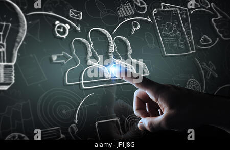 Imprenditore su sfondo sfocato toccando manoscritto della presentazione del progetto con il suo dito Foto Stock