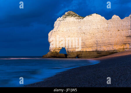 La Manneporte al calar della sera, illuminato dai fari anteriori, Etretat, Cote d'alabastro, Normandia, Francia Foto Stock