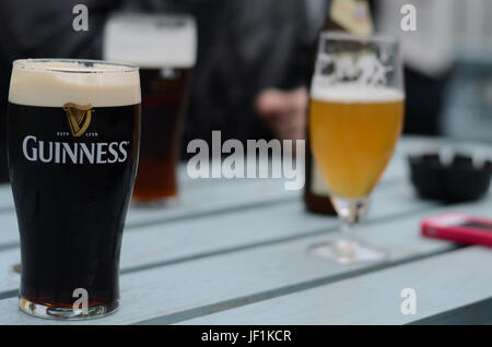 La pinta di Guinness e altre birre in un Pub tabella Foto Stock