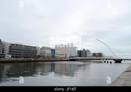 Samuel Beckett Bridge e il Centro Congressi dal fiume Liffey a Dublino, Irlanda Foto Stock