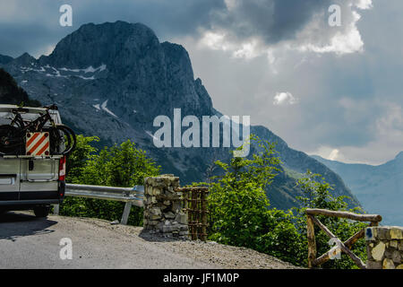 Viaggiare in alta montagna con camper e biciclette Foto Stock