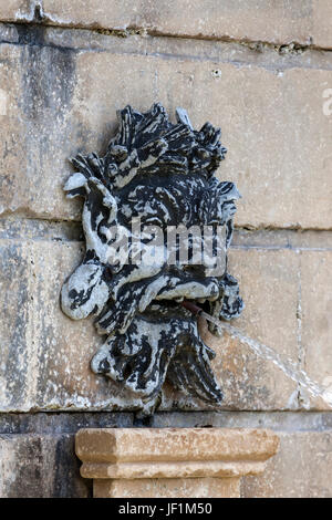 Dio fiume Fontana maschera nel Museo Bowes giardini, Barnard Castle, Teesdale, County Durham, Regno Unito. Foto Stock