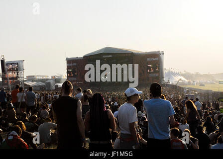 Download Festival - folla davanti al palco principale al giorno 1 del 2006 Download Festival tenutosi a Donington Park Leicestershire Regno Unito - 09 giugno 2006. Photo credit: George mento/IconicPix Foto Stock