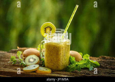 Un sano frullato verde fatta di kiwi Foto Stock