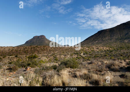 Mountain e la terraferma - Paesaggio Graaff-Reinet Foto Stock