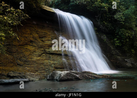 Eseguire Silver Falls cascate vicino i cassieri NC Foto Stock