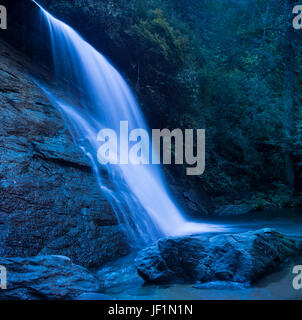 Eseguire Silver Falls cascate vicino i cassieri NC Foto Stock