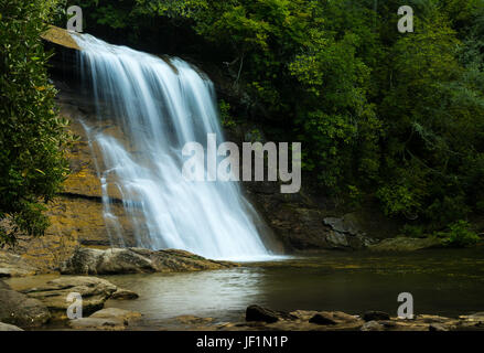 Eseguire Silver Falls cascate vicino i cassieri NC Foto Stock