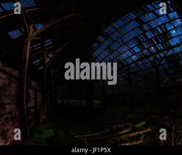 Guardando attraverso una stalla abbandonata di notte Foto Stock