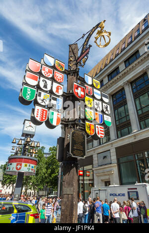 Struttura cantonale visualizzando gli stemmi di 26 cantoni della Svizzera, Leicester Square, London, Regno Unito Foto Stock