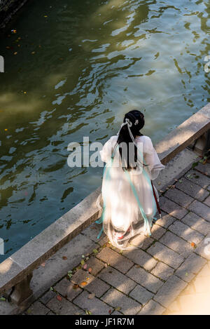 Vista in elevazione di una giovane donna vestito in abiti tradizionali, antica città di Tongli, Suzhou, provincia di Anhui, provincia dello Jiangsu, Cina Foto Stock