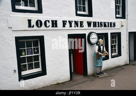 Loch Fyne Whisky Shop sulla strada principale di Inveraray su Loch Fyne, Scozia occidentale, UK. Foto Stock