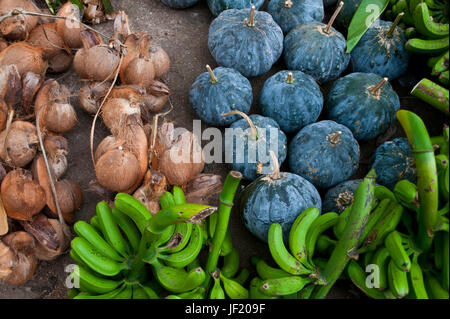 Ortaggi per la vendita al mercato di Luganville sull'isola di Efate, Vanuatu, Sud Pacifico Foto Stock