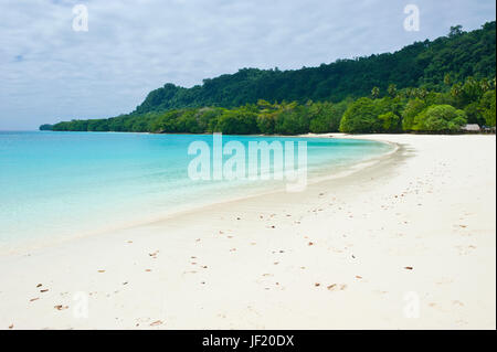 Acque turchesi e la sabbia bianca di La spiaggia Champagne, Isola di Espiritu Santo, Vanuatu, Sud Pacifico Foto Stock