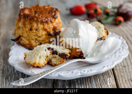 Focaccine fatte in casa con la panna montata. Foto Stock