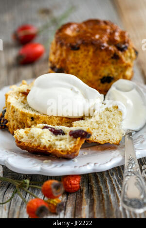 Focaccine fatte in casa con la panna montata per prima colazione. Foto Stock