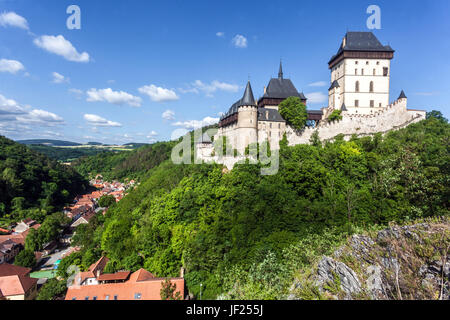 Paesaggio ceco e villaggio sotto il castello di Karlstejn, Repubblica Ceca, campagna europea uno dei più bei castelli cechi Foto Stock