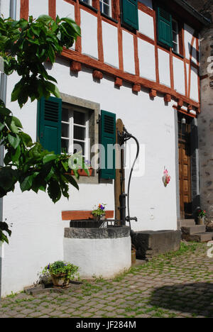 Vecchia Pompa acqua e woodframed house di Ediger, Germania Foto Stock