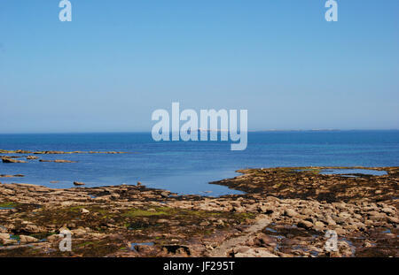 Vista da Seahouses per farne Isles nebuloso sul giorno di estate Foto Stock