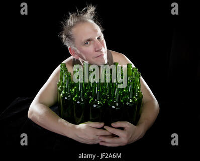 Felice l'uomo ubriaco vicino a svuotare le bottiglie di birra Foto Stock