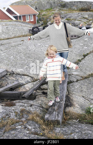 Madre e figlia camminando sul tavolato in legno Foto Stock