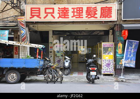 Un posto per i bambini a giocare un gioco per vedere se sono in grado di vincere un giocattolo da macchine. Divertimento per i bambini, ma difficile da fare. Foto Stock