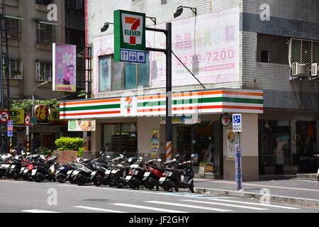 Seven Eleven in Taiwan ha cominciato fuori impopolare 20 anni fa, ma oggi è molto popolare con tutte le età, spesso con le linee lunghe al registro. Foto Stock