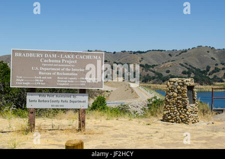 Bradbury la diga del lago Vachuma, in Santa Ynez Valley, California Foto Stock