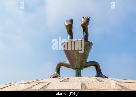 Bronze capovolto figura, parte della favola di sculture del mare sul lungomare di Scheveningen, l'Aia, Olanda meridionale, Paesi Bassi Foto Stock