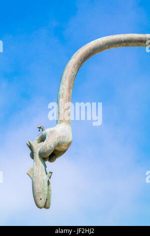 Mano con le aringhe, dettaglio di aringhe eater scultura, parte di favole dal mare sul lungomare di Scheveningen, l'Aia, Olanda meridionale, Olanda Foto Stock