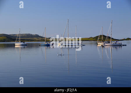 Cinque barche a vela ormeggiata in Craighouse, piccole isole Bay sull'isola di Jura nelle isole scozzesi, Scozia UK. Foto Stock