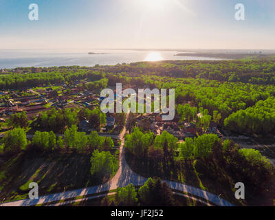 Panorama vista aerea shot sul villaggio bungalow in foresta, sobborgo, villaggio. Foto Stock