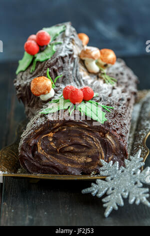 In casa natale tradizionale torta di log. Foto Stock