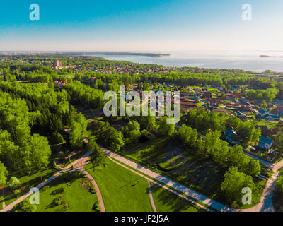 Panorama vista aerea shot sul villaggio bungalow in foresta, sobborgo, villaggio. Foto Stock