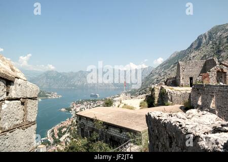 Baia di Kotor visto dalla fortezza di Cattaro Foto Stock