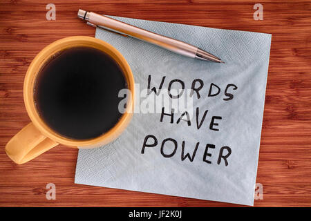 Le parole hanno la grafia di potenza su un tovagliolo. Close up. Foto Stock
