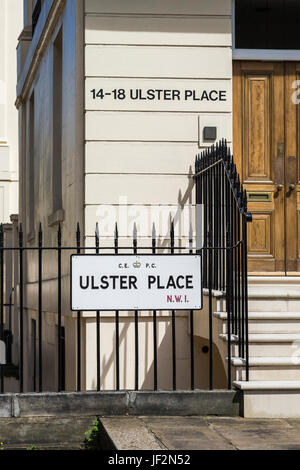 Ulster posizionare la parte della corona tenuta sul bordo di Regent's Park, London, England, Regno Unito Foto Stock