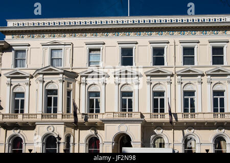 St James's Square è la piazza solo nell'esclusiva di St James's quartiere della City of Westminster, Londra, Inghilterra, Regno Unito Foto Stock